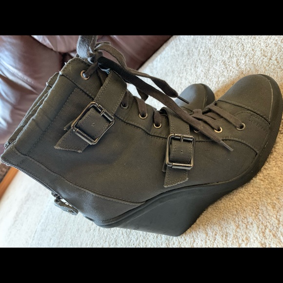 Simply Vera Wang Gray Sneaker Wedge Boots size 9 - Picture 3 of 9